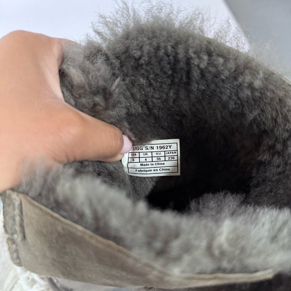 UGG Youth Bailey Button down Boot - Picture 6 of 8